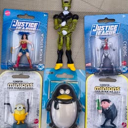 Figuras de colección Cell Mujer Maravilla Minion Pingüino