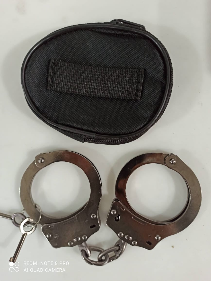ESPOSAS DE SEGURIDAD CON ESTUCHE ACERO  POLICIA