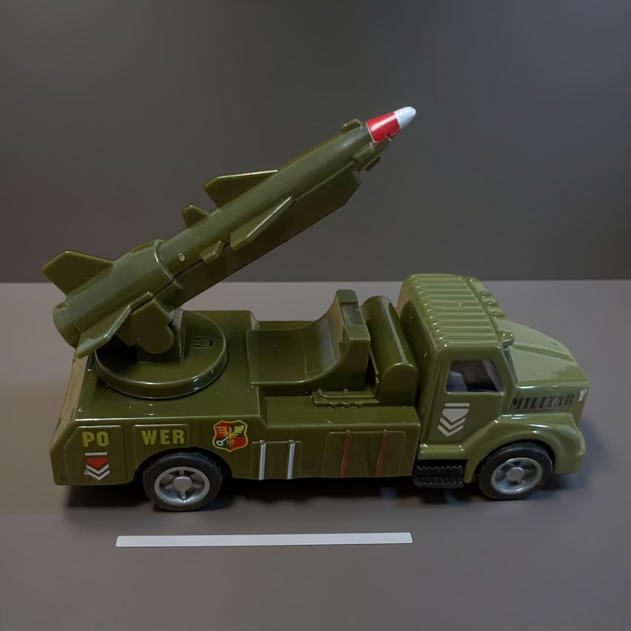 Llavero en Forma de Camión Militar Colección  Juguete Regalo